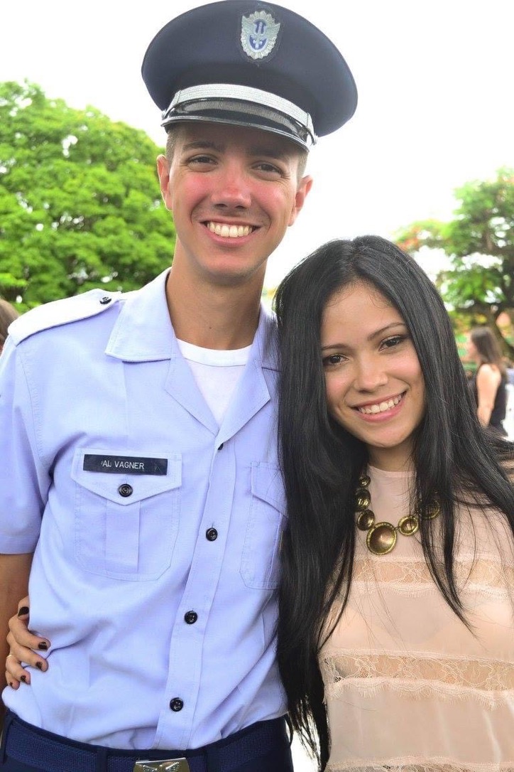 Vagner, de uniforme da Aeronáutica, ao lado de Brenda, os dois sorrindo.